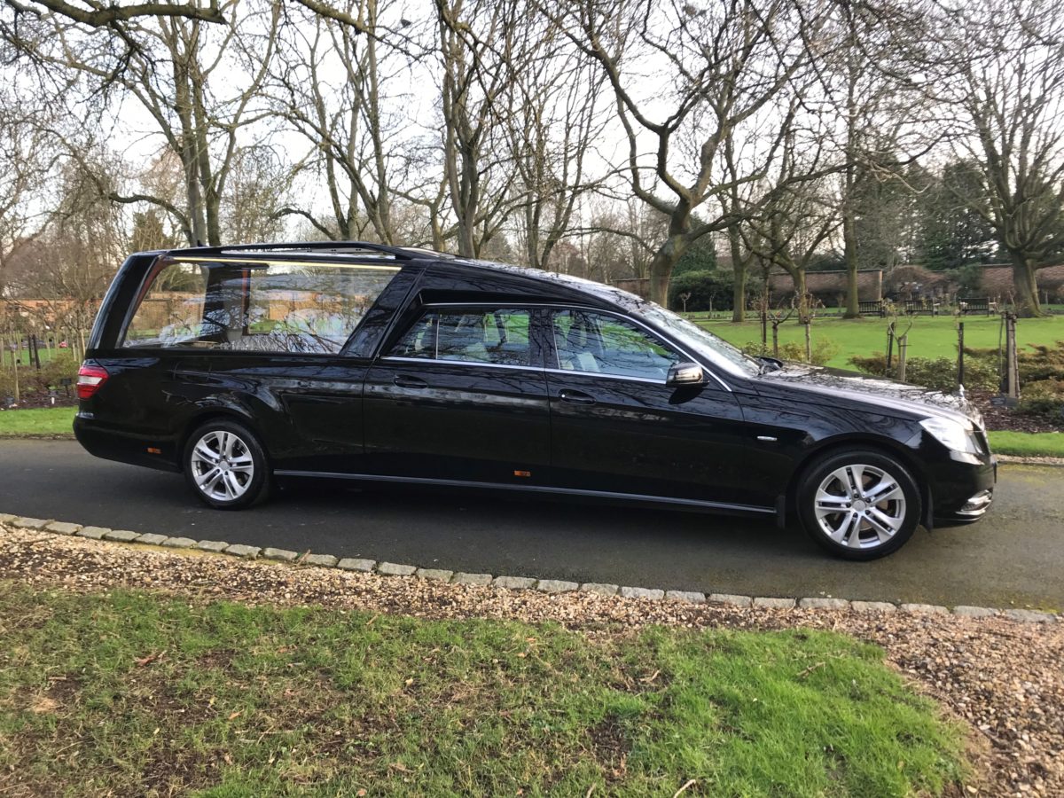 Merc E280 CD1 BINZ HEARSE - Frank Painter & Sons